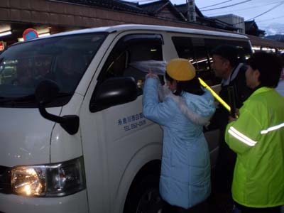 糸魚川駅前で安全運転を呼びかける交通少年団