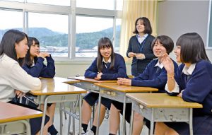 顧問の中嶋先生を交えて、弾む女子トーク