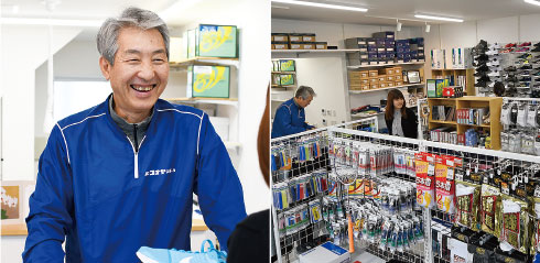 (左)接客をする中島さん (右)スポーツ用品が所狭しと並べられている店内