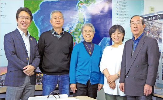 （左から）齊藤清一さん、杉原良夫さん、宮森美里さん、利根川敬子さん、高間紀雄さん