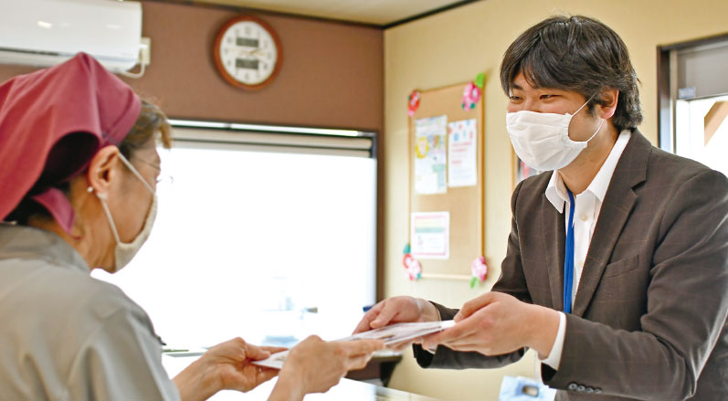 駅北地域にHOPEを配る岡尾さん。知識号の「月刊おかおさんぽ」もご覧ください。