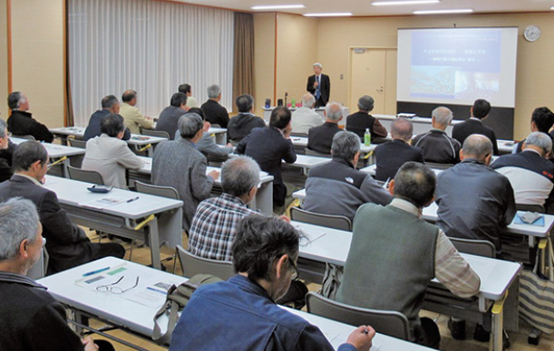 関澤先生が「防災まちづくり」をテーマに講師を務めた講演会の様子（2018.10.17／市民会館）