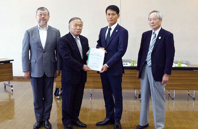 「復興まちづくりに関する提言」を市長に提出（2017.6.28／ヒスイ王国館） 中出副委員長／米田市長／木村委員長／山下副委員長