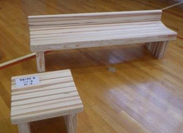 青海小学校へベンチと椅子