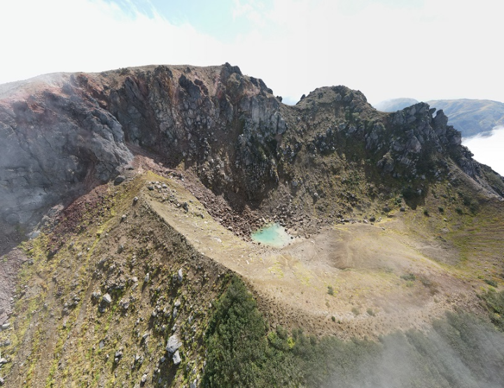 焼山山頂部のカルデラ池