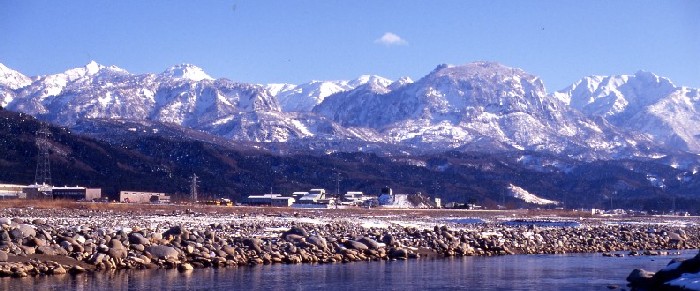 A commanding view of the mountains of Joshinetsu Plateau (上信越高原) National Park from the Hime River (姫川)