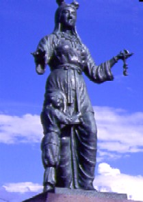 奴奈川姫と建御名方命の銅像