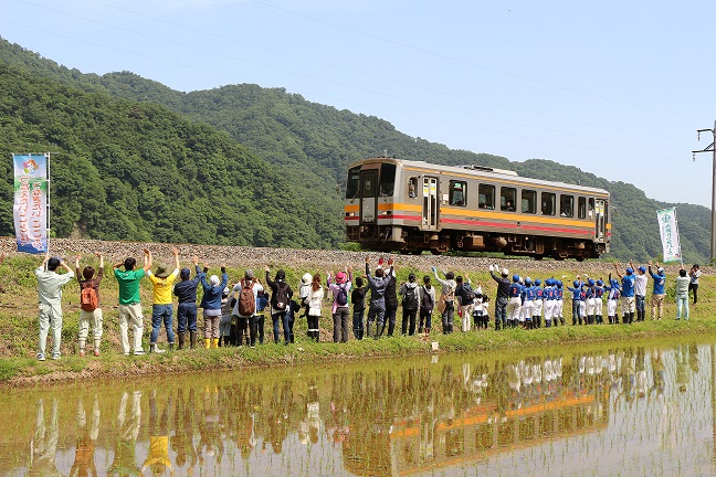 気よく手を振りましたの画像