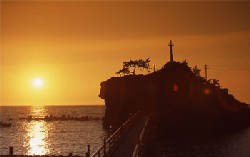 夕日に染まる弁天岩