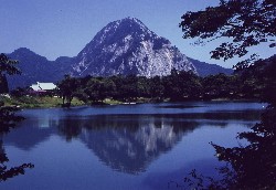 高浪の池と明星山