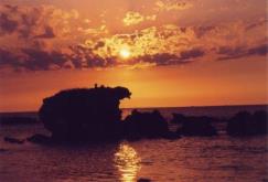 とっとこ岩と日本海に沈む夕日の画像