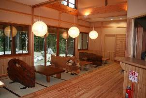 上路山村振興センター内装