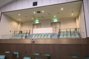 議場の傍聴席の画像1