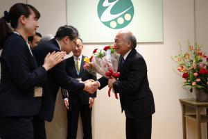 歴代秘書からの花束贈呈