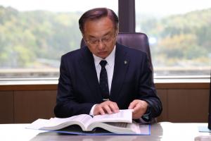 市長室での執務