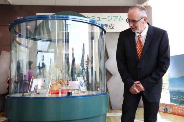 特別展を見学するぺーター・ナウマン氏