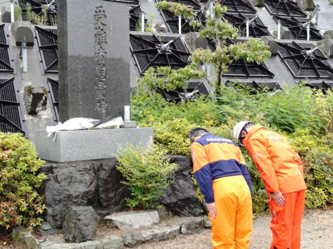 慰霊へ献花１