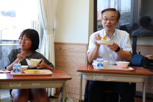 市長と児童が給食を味わう