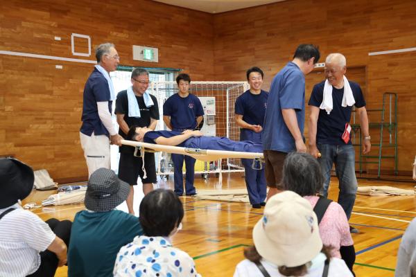 担架での搬送訓練