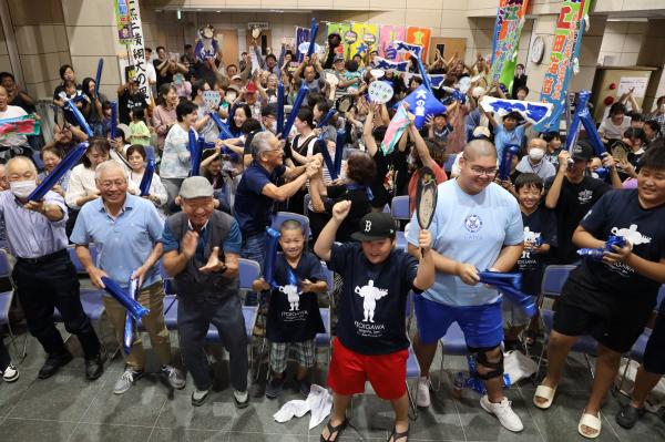 優勝決定を喜び合う来場者たち