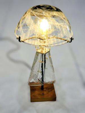 彫塑・工芸部門の第20回記念特別賞です。ガラスの照明です。