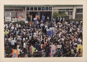 写真部門の奨励賞です。横綱凱旋の駅前の風景です。