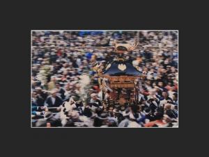 写真部門の奨励賞です。けんか祭りの駆ける神輿の写真です。