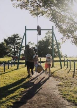 写真部門の佳作です。楽しそうに遊ぶ家族の写真です。