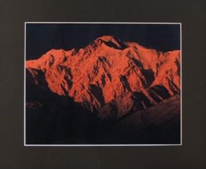 写真部門の佳作です。朝日に焼ける山の風景です。