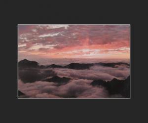 写真部門の佳作です。山上からの夜明けの風景です。