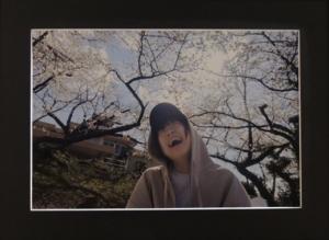 写真部門の青春賞です。高校生の写真作品です。女の子が笑っています。