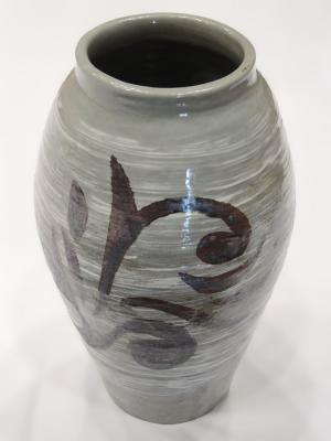 陶芸部門の市展賞です。花の絵が描かれた壺です。