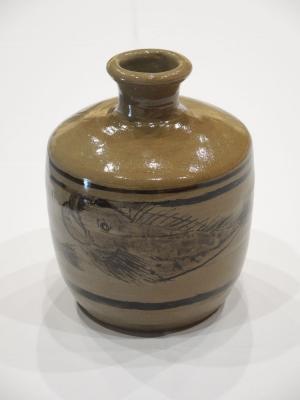 陶芸部門の奨励賞です。魚の絵が描かれた壺です。