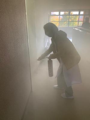 消火器による初期消火の写真