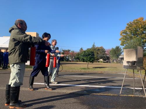 水消火器による初期消火訓練の写真