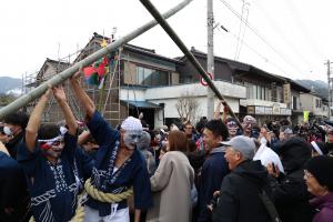 竹の下をくぐる観覧客