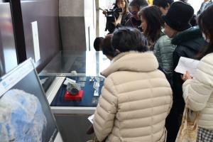 見学する来館者たち