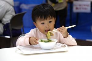 あんこう汁を食べるこども