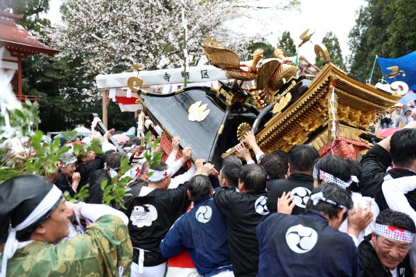 神輿のぶつかり合い