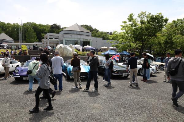 噴水広場に並ぶ旧車