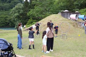 アトラクションを楽しむこどもたち
