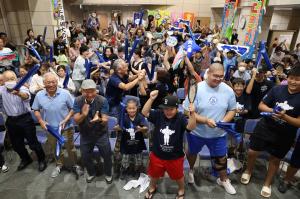 優勝決定を喜び合う来場者たち