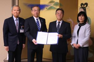 協定締結後の記念撮影