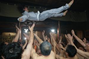 天井に向けて放り上げられる参詣者