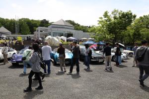 噴水広場に並ぶ旧車
