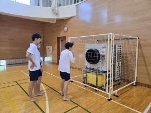 中学校に大風量・爽快冷風スポット型エアコン設置
