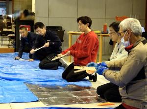 みんなでフェザースティックづくり