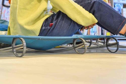 コットに座ってみる