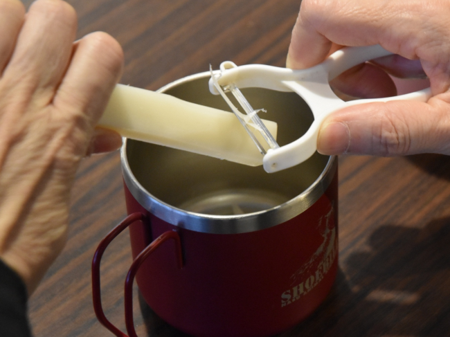 ピーラーで餅を薄く削ります