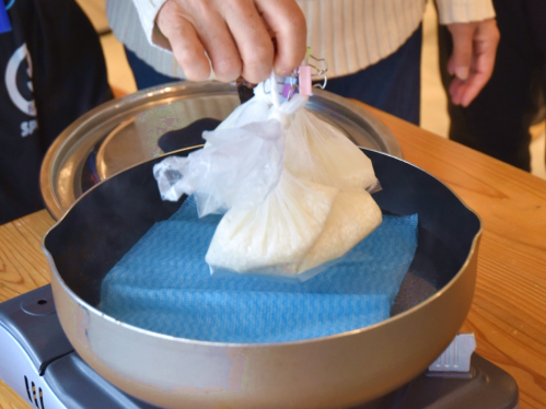 不織布を鍋底に敷く